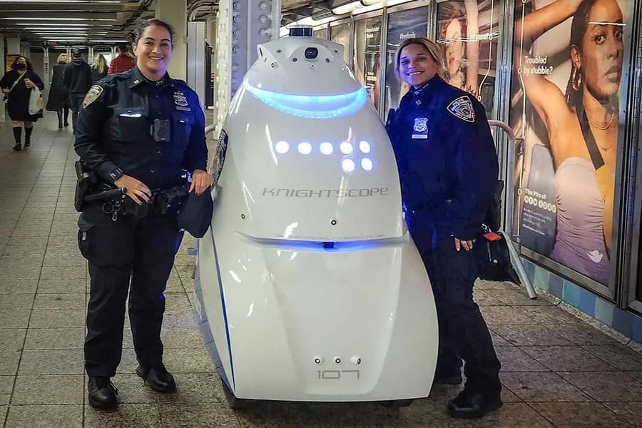 Полицейского робота DubBot в Огайо «уволили» после года работы без единого штрафа - 1